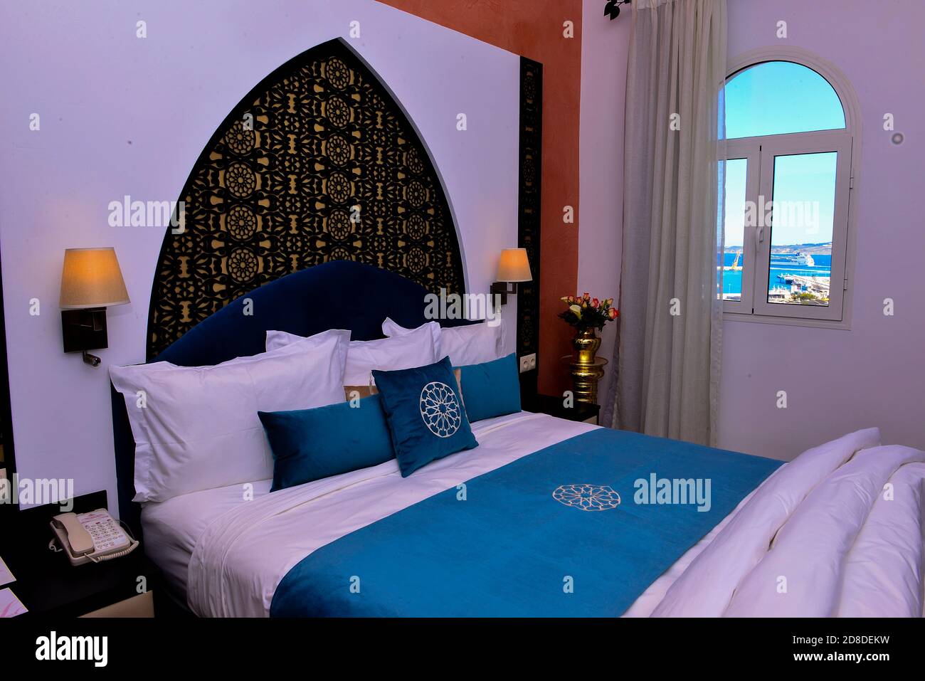 Chambre d'hôtel au Maroc. Mobilier marocain et gravure marocaine Banque D'Images