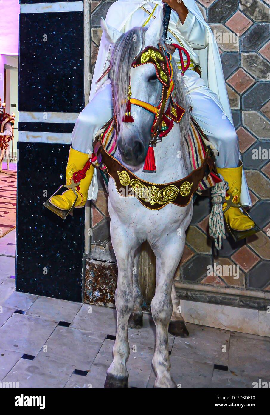 Cheval Rider portant des accessoires marocains traditionnels pour le jeu Gunpoudreuse Ou ( -Tbourida- en arabe ) Qui est une exposition traditionnelle a célébré moi Banque D'Images