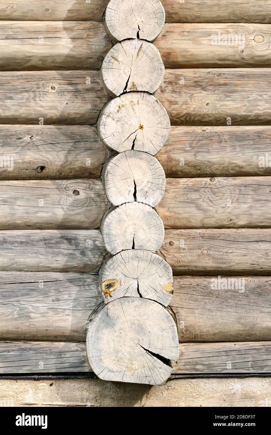 Poutres rondes en bois dans le mur en bois, cadre en bois. Banque D'Images