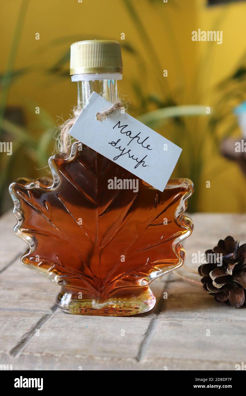 Sirop d'érable dans une bouteille en forme de feuille d'érable, avec étiquette manuscrite/Canada Banque D'Images
