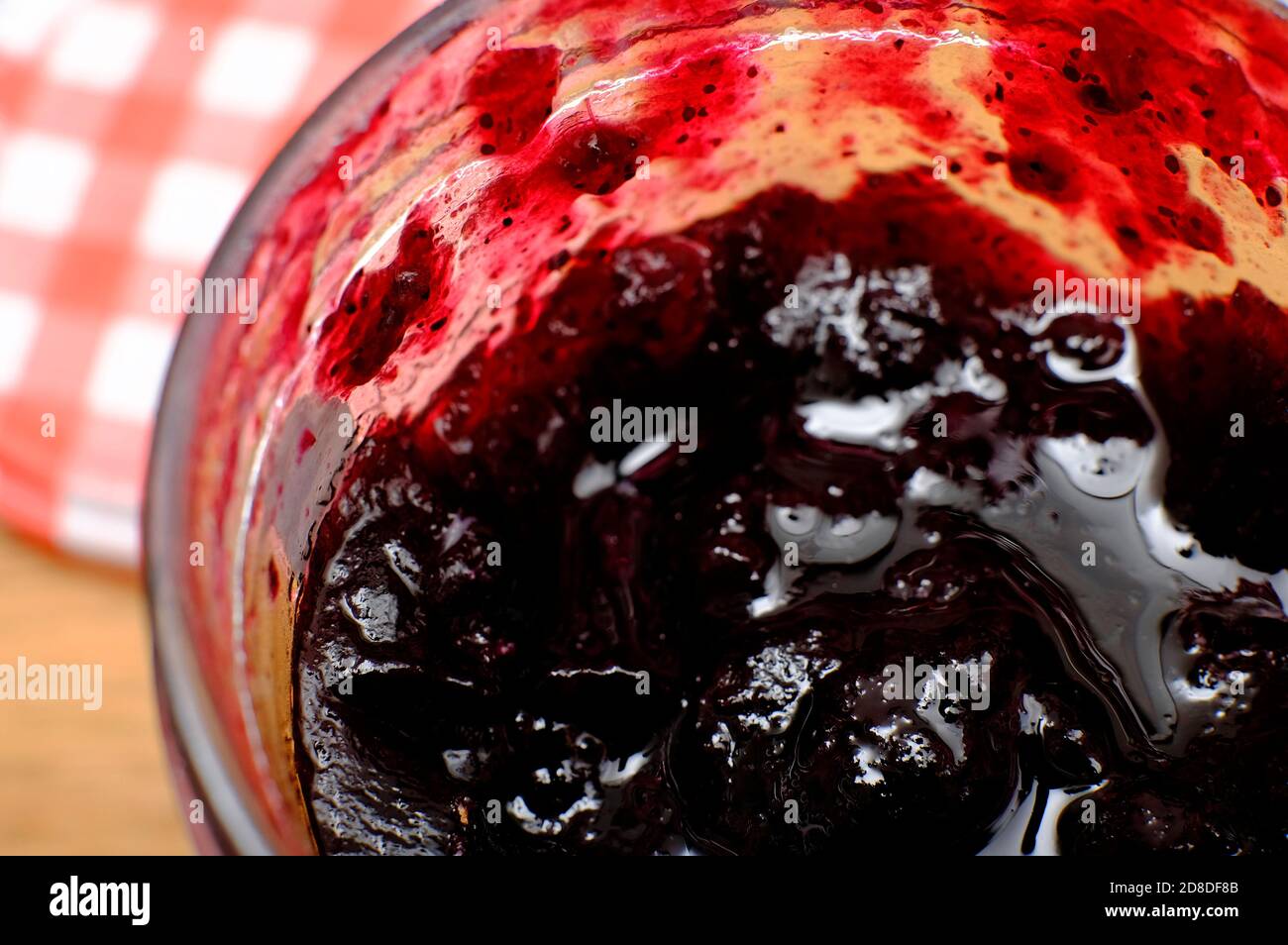 confiture de myrtilles sauvages dans un pot en verre ouvert, norfolk, angleterre Banque D'Images