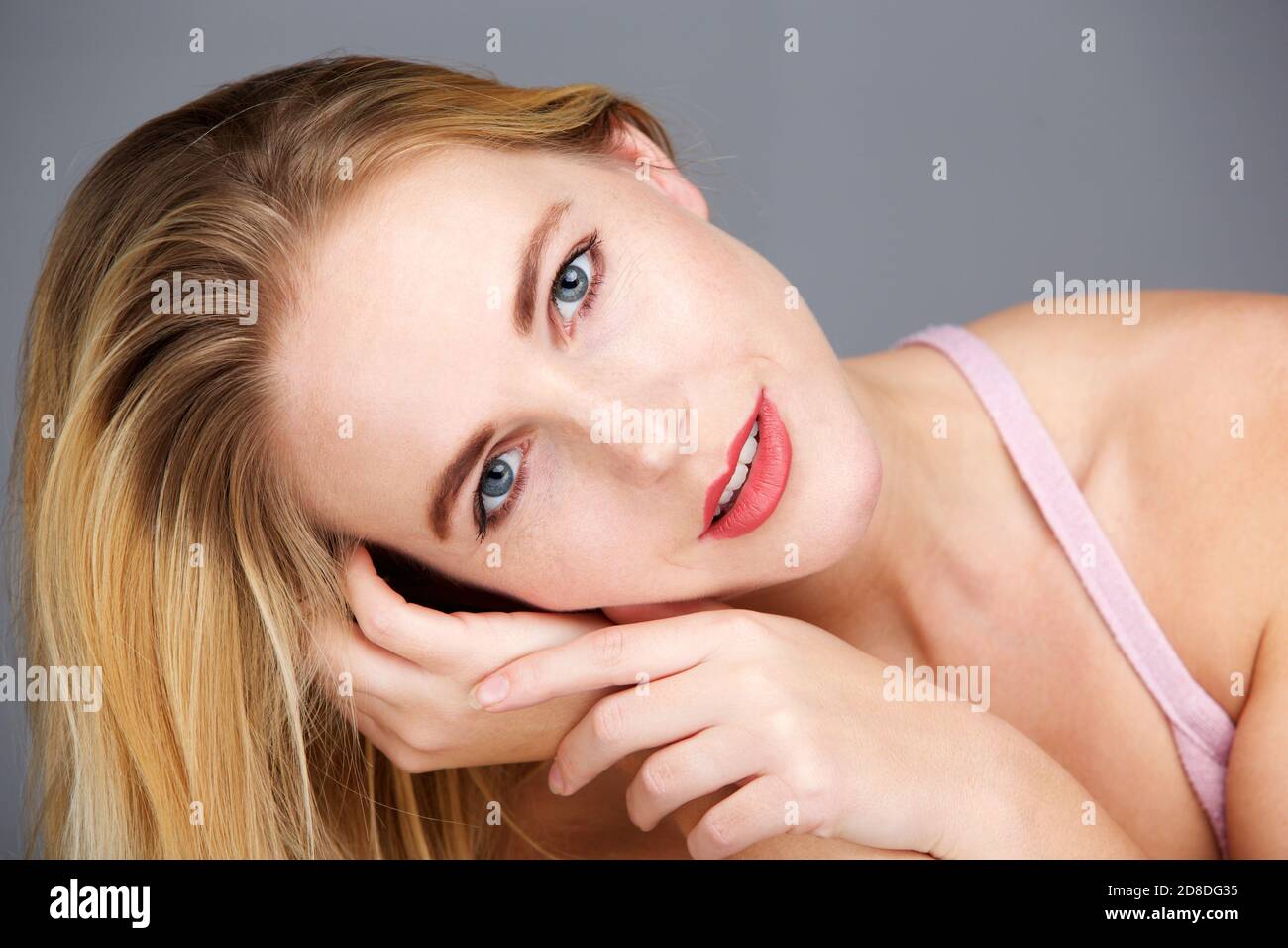 Gros plan portrait de beauté de la jeune femme blonde à la vue Banque D'Images