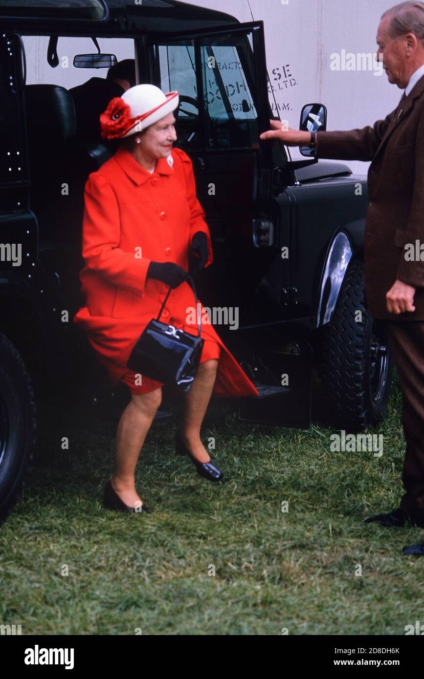 La Reine fait face à un long saut de son véhicule Land Rover à quatre roues motrices alors qu'elle arrive au Royal Windsor Horse Show au château de Windsor. Berkshire, Angleterre, Royaume-Uni 1989 Banque D'Images