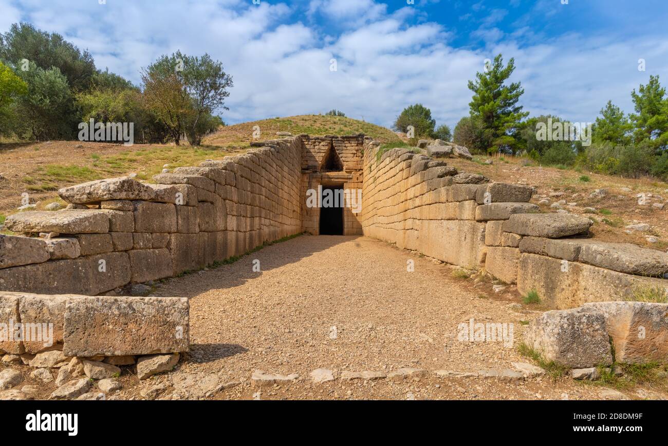 Imposantes ruines de la tombe d'Agamennon à Mycenae, un site archéologique près de Mykines à Argolis, au nord-est du Péloponnèse, en Grèce. Banque D'Images