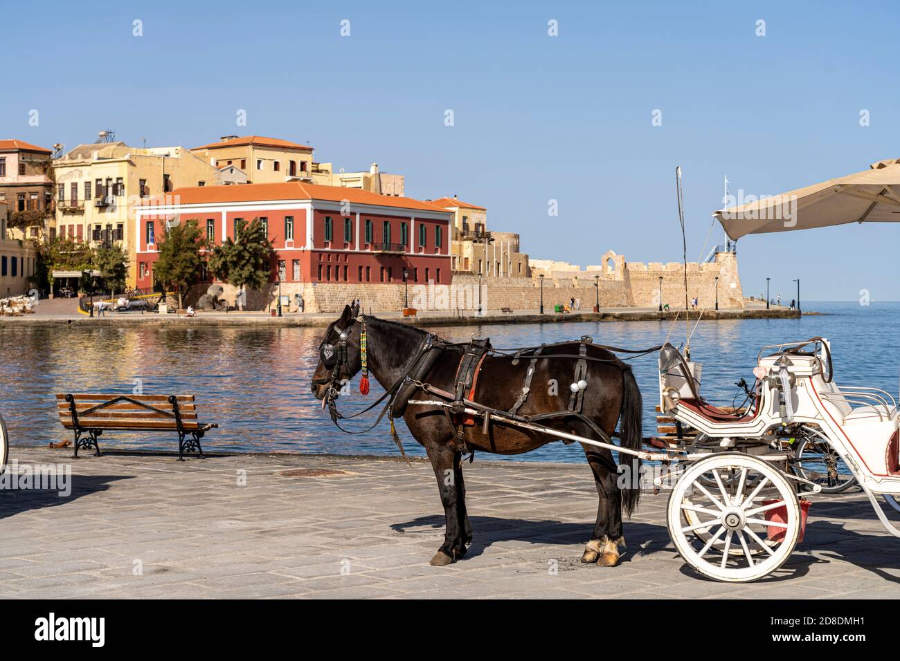 Kutsche für touristique und das Musée maritime de Crète am alten Venezianischen Hafen, Chania, Kreta, Griechenland, Europa | calèche Banque D'Images