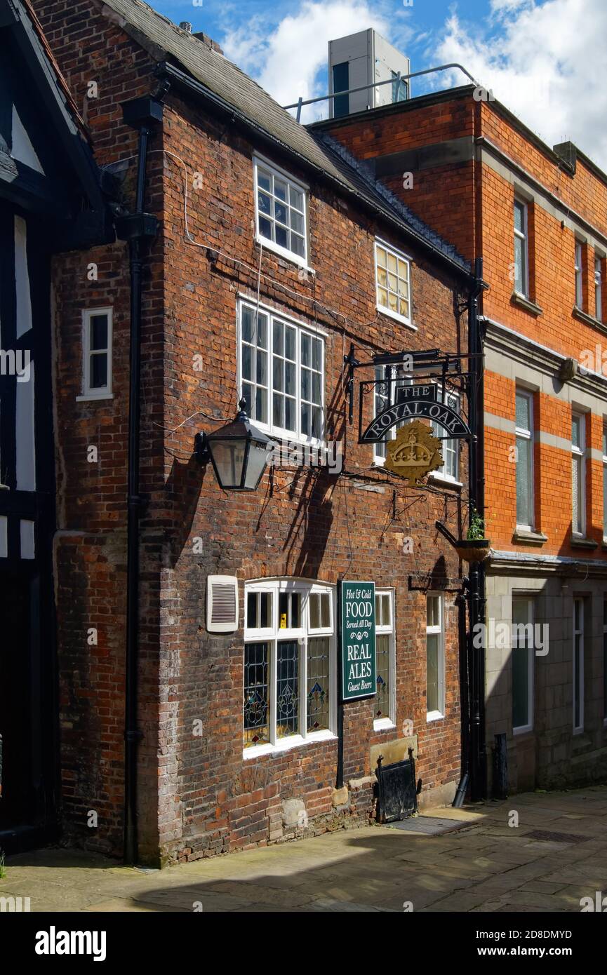 Royaume-Uni, Derbyshire, Chesterfield, The Royal Oak Pub on the Shambles. Banque D'Images
