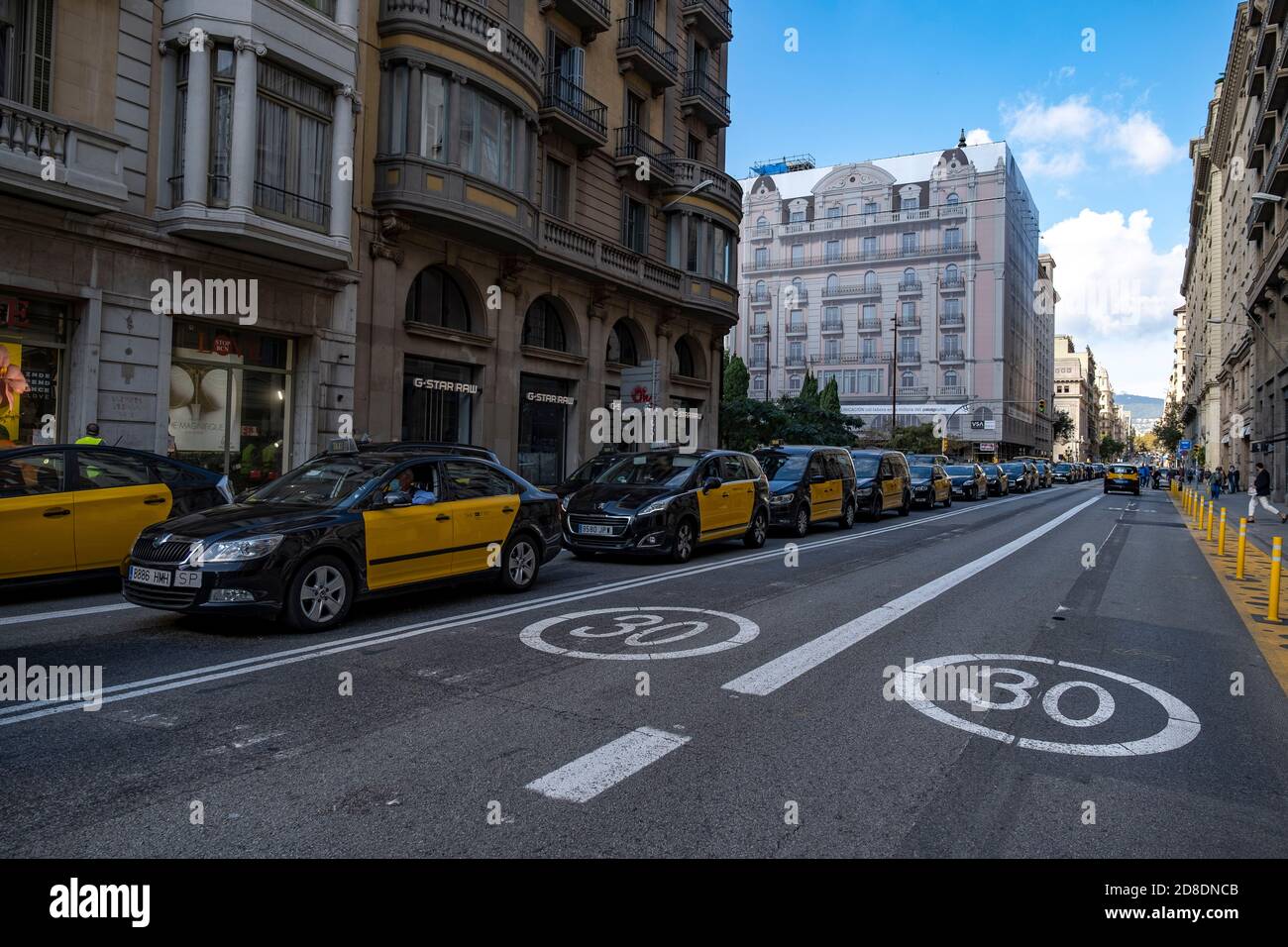 Des rangées de taxis en grève sont vues garées sur Vía Laietana à Barcelone.quatrième jour de protestation du secteur des taxis à Barcelone aujourd'hui devant le conseil municipal pour demander une aide financière publique contre Covid19 et de nouvelles réglementations anti-intrusion. Banque D'Images