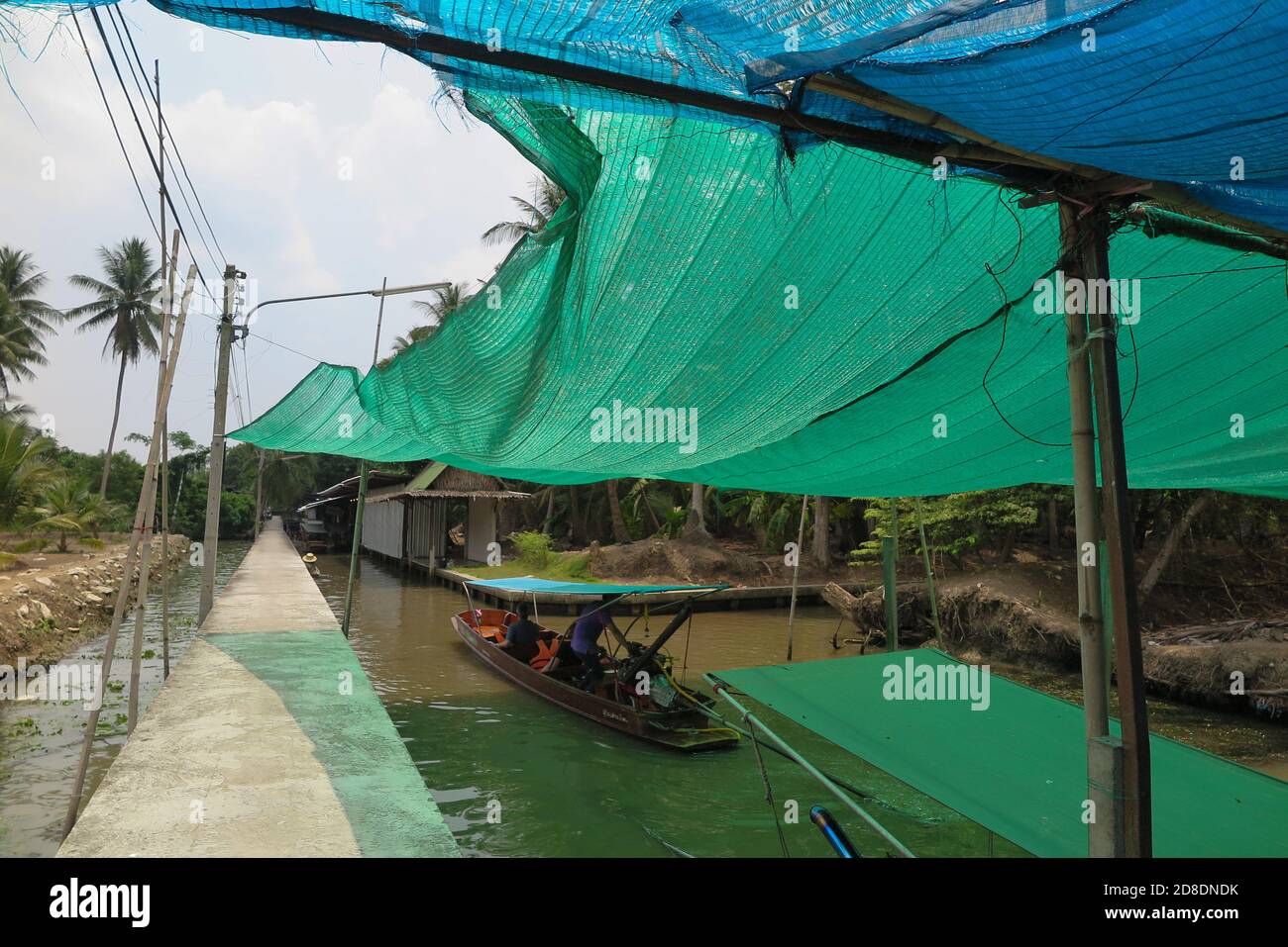 Le voyage en bateau à un marché flottant est un marché où Les marchandises sont vendues à partir de bateaux en Thaïlande Banque D'Images