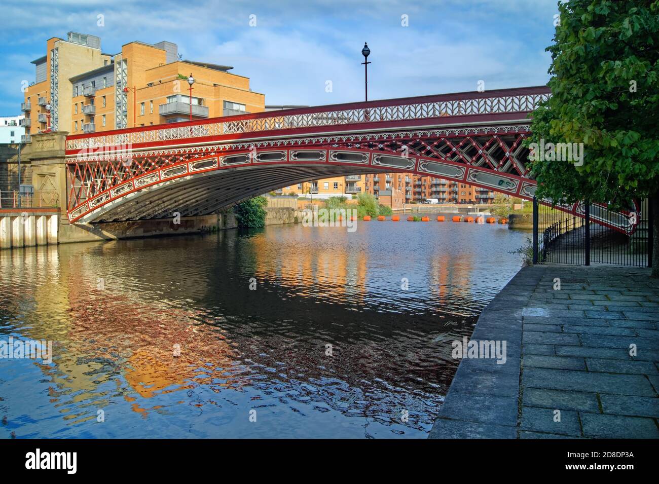 Royaume-Uni, West Yorkshire, Leeds, Crown point Bridge au-dessus de la rivière aire, entouré d'une promenade au bord de la rivière, de bureaux et d'appartements modernes au bord de l'eau. Banque D'Images
