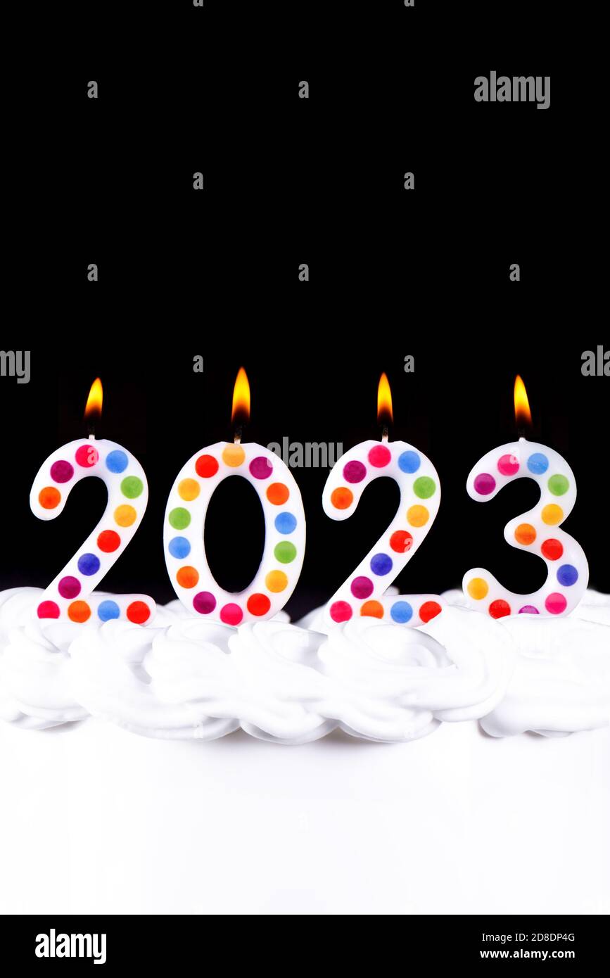Quatre bougies blanches numéros flamme bonne année 2025 noir arrière-plan  Photo Stock - Alamy