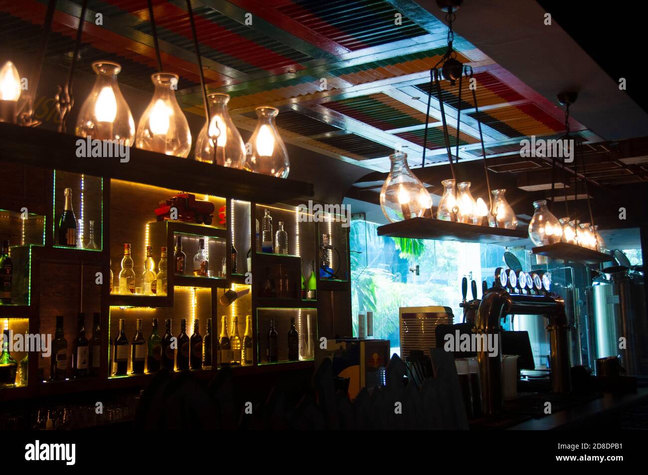 Kolkata, Bengale-Occidental, Inde - 21 octobre 2020 : UN comptoir de bar décorant des idées avec des lumières Banque D'Images