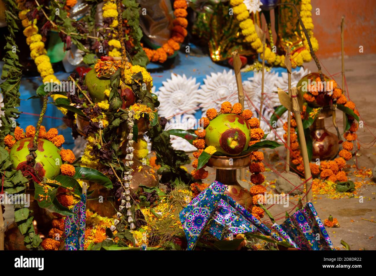 Gros plan de divers objets avec fruits et légumes offerts à dieu à un festival religieux Durga Puja, offrandes à dieu pendant Durga Puja, Hindou Festi Banque D'Images