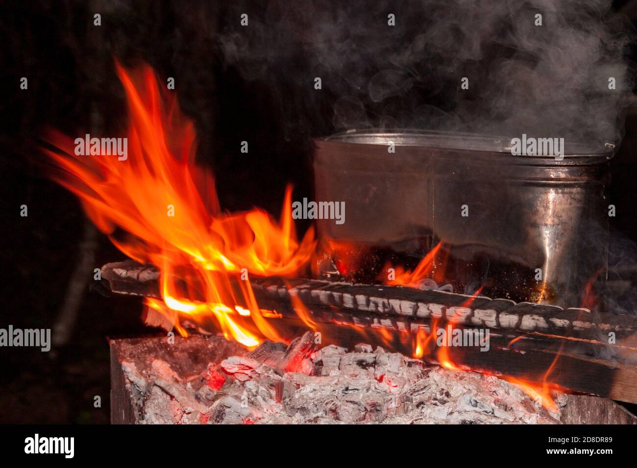 dîner au camping. bouilloire sur un feu de cheminée, feu, fumée. préparation d'un repas lors d'un voyage. repos sauvage. Banque D'Images