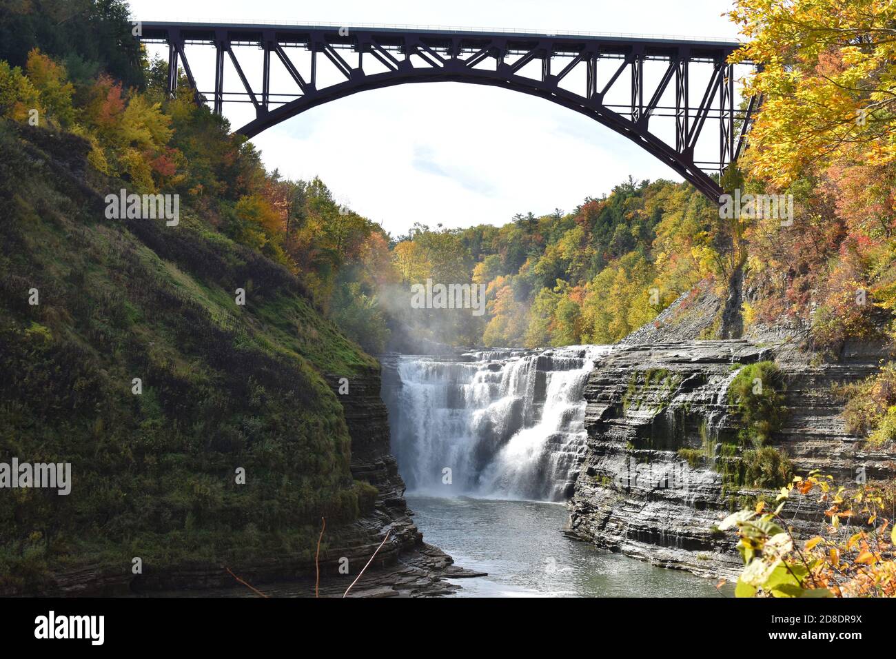 Chute d'eau et pont au parc national de Letchworth Banque D'Images