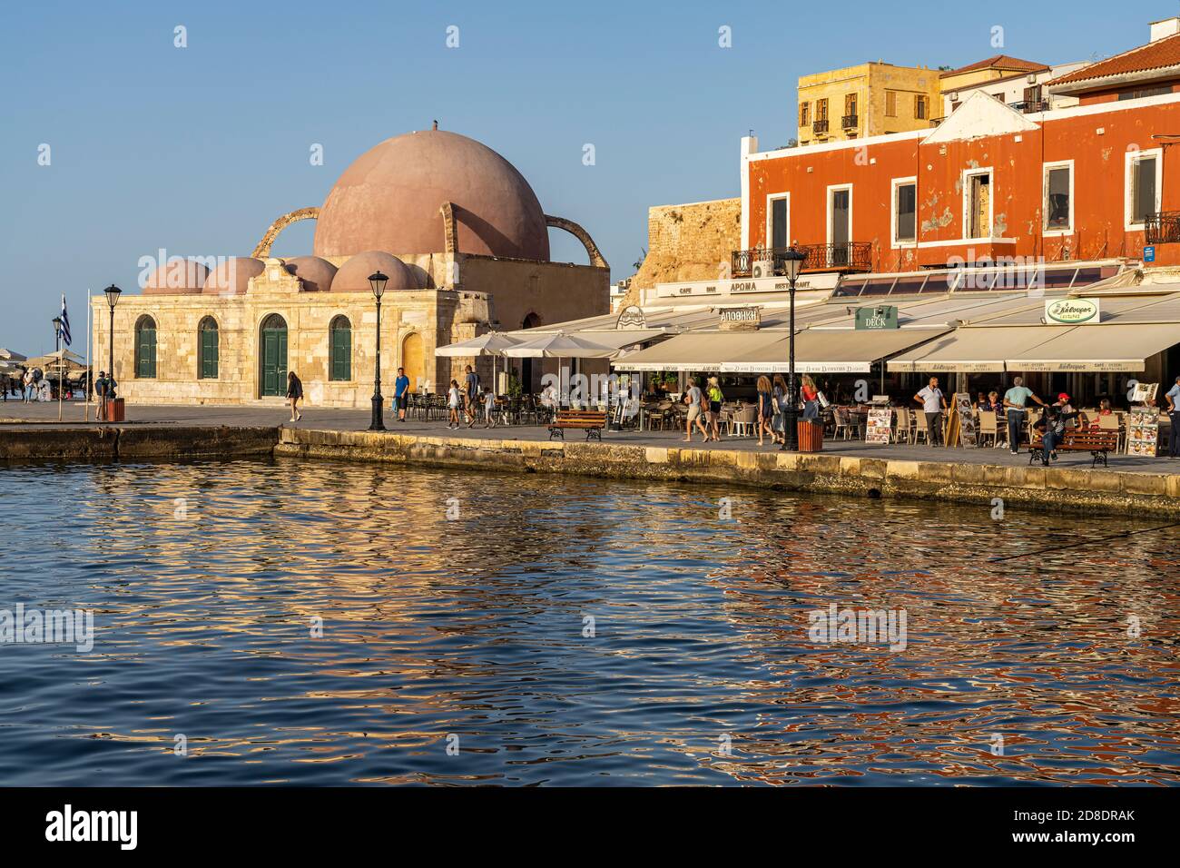 Restaurants und die Hasan-Pascha-Moschee am alten Venezianischen Hafen, Chania, Kreta, Griechenland, Europa | restaurants et le Küçük Hasan Pasha Banque D'Images