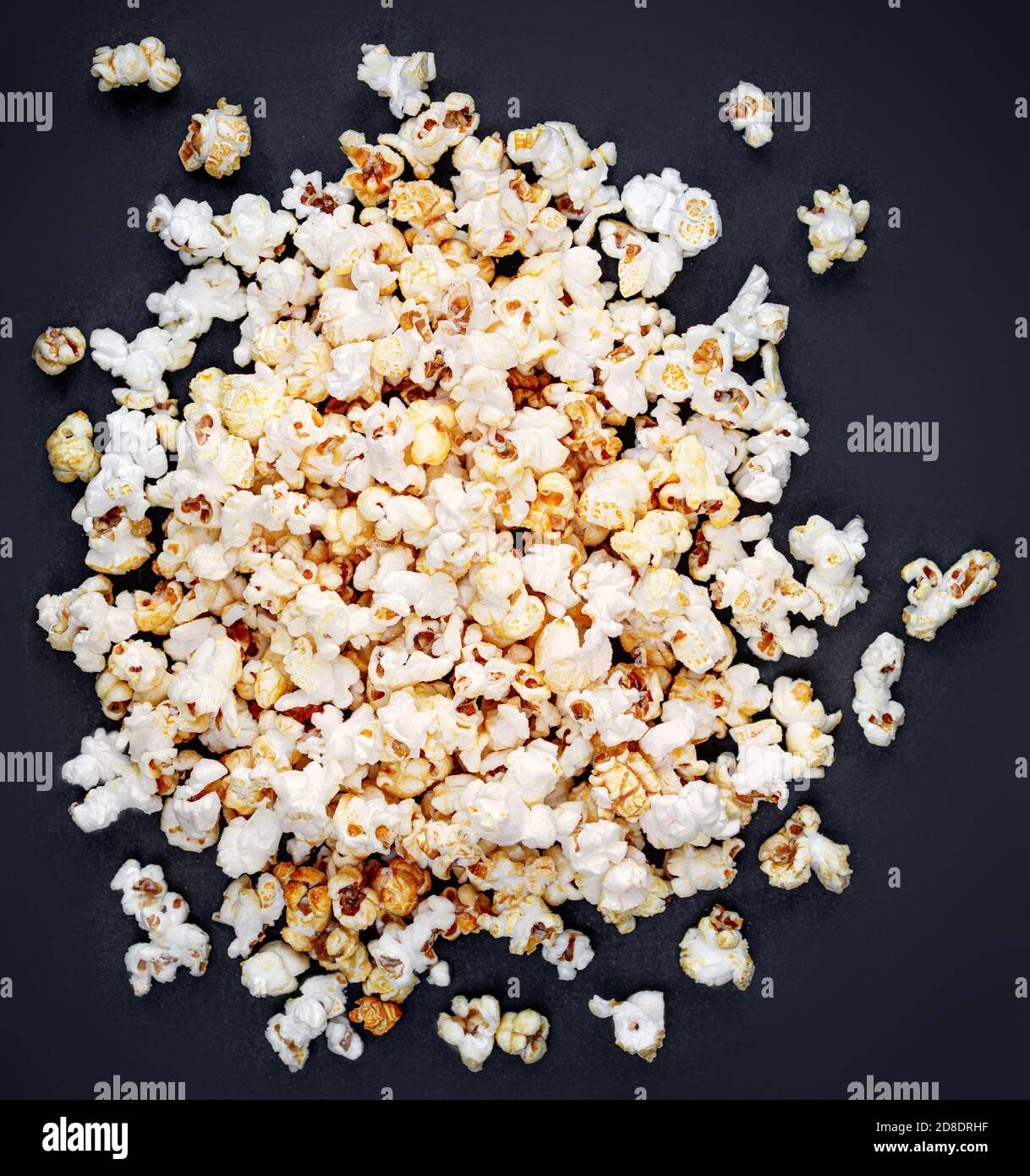 Bouilloire maison maïs-maïs popcorn sur fond noir avec espace de copie. Vue de dessus Banque D'Images