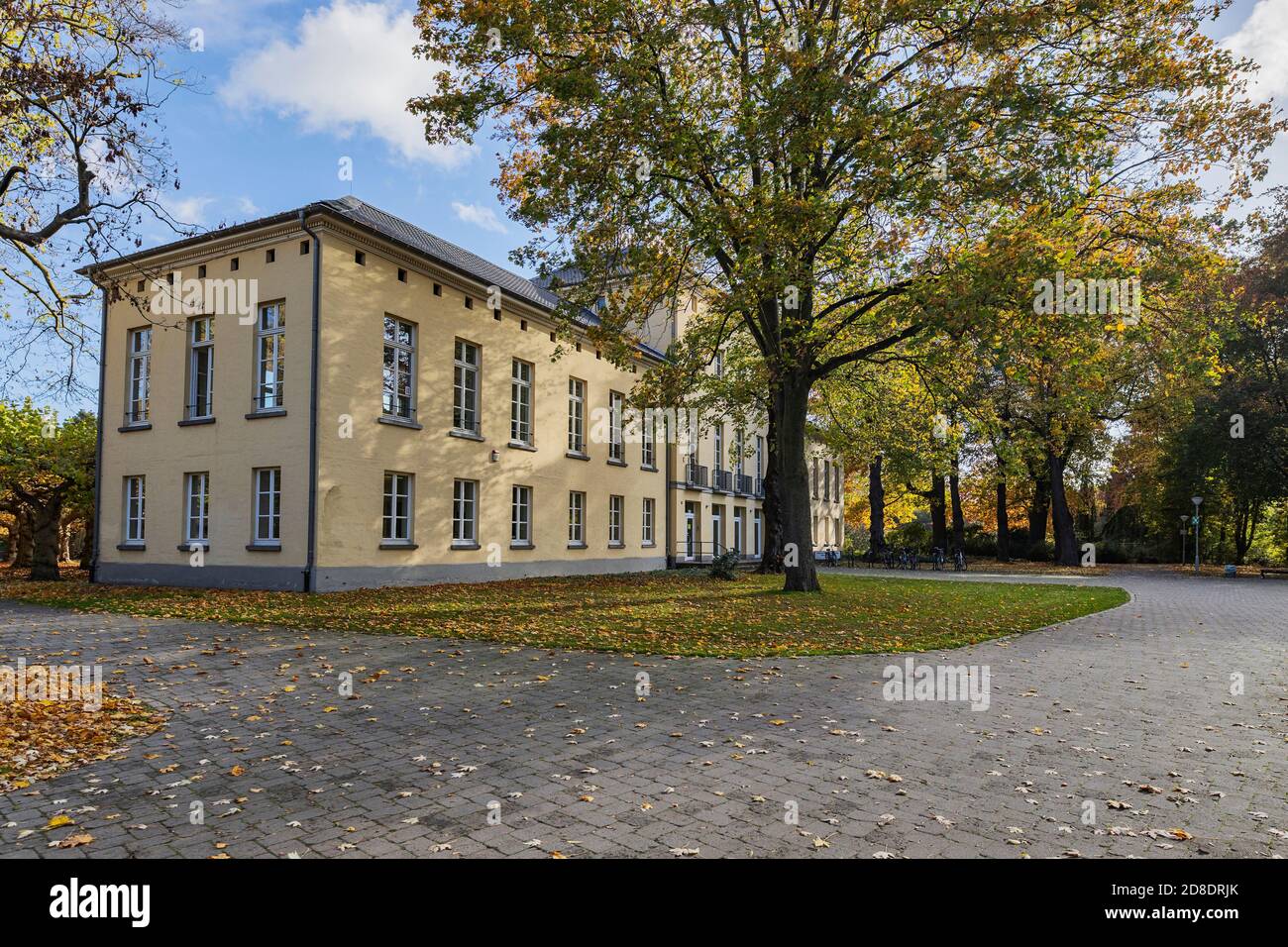 Krefeld - vue sur le front de la Maison Schoenwasser qui est utilisé pour la formation des enseignants , Rhénanie du Nord Westphalie, Allemagne, Krefeld, 28.10.2020 Banque D'Images