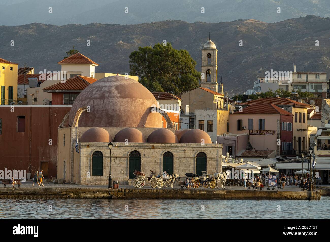 Die Hasan-Pascha-Moschee und die Altstadt am alten Venezianischen Hafen, Chania, Kreta, Griechenland, Europa | la mosquée Küçük Hasan Pasha et le Banque D'Images