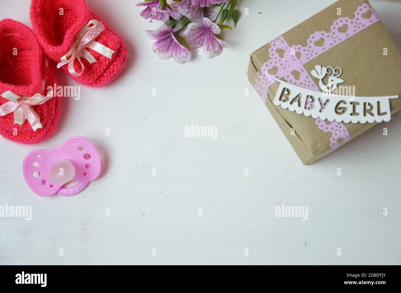 Un arrière-plan nouveau-né bébé fille. Accessoires pour nouveau-né pour une  petite fille sur fond de bois rose Photo Stock - Alamy