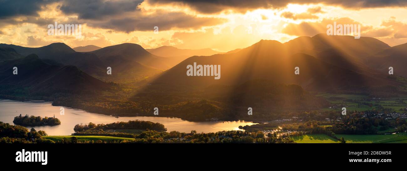 Vue panoramique sur le lac District Western Fells et le lac Derwentwater avec de beaux rayons de lumière traversant les nuages. Banque D'Images