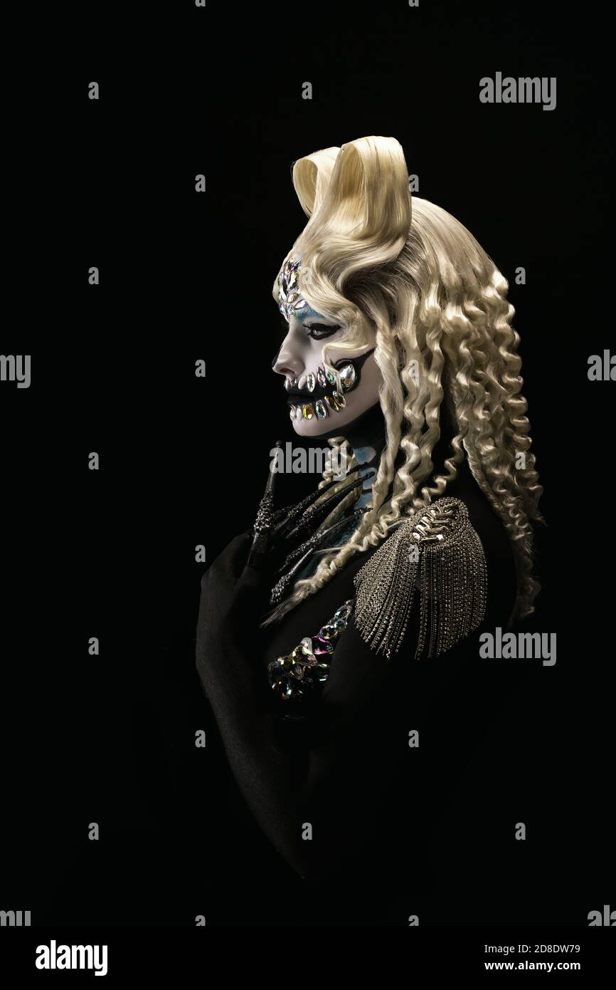 Portrait d'une jeune femme portant le maquillage d'halloween sur un arrière-plan noir Banque D'Images