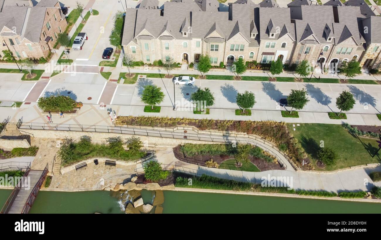 Vue aérienne des nouvelles maisons de ville de deux étages au bord de la rivière dans le centre-ville de Flower Mound, Texas, États-Unis Banque D'Images