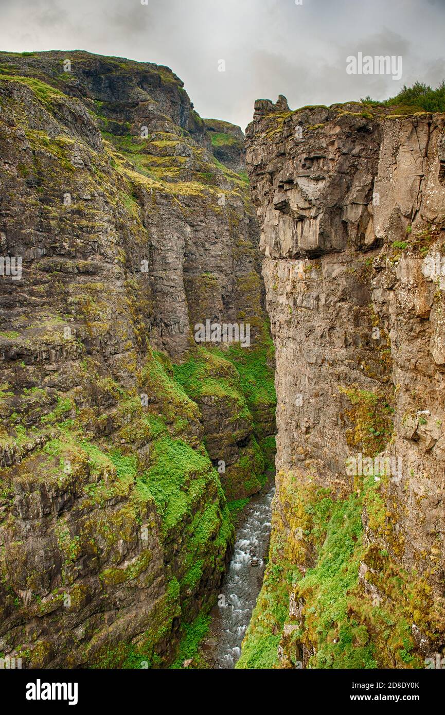 Canyon menant à Glymur, la plus haute des cascades islandaises. Il est situé à l'ouest de l'île. Banque D'Images