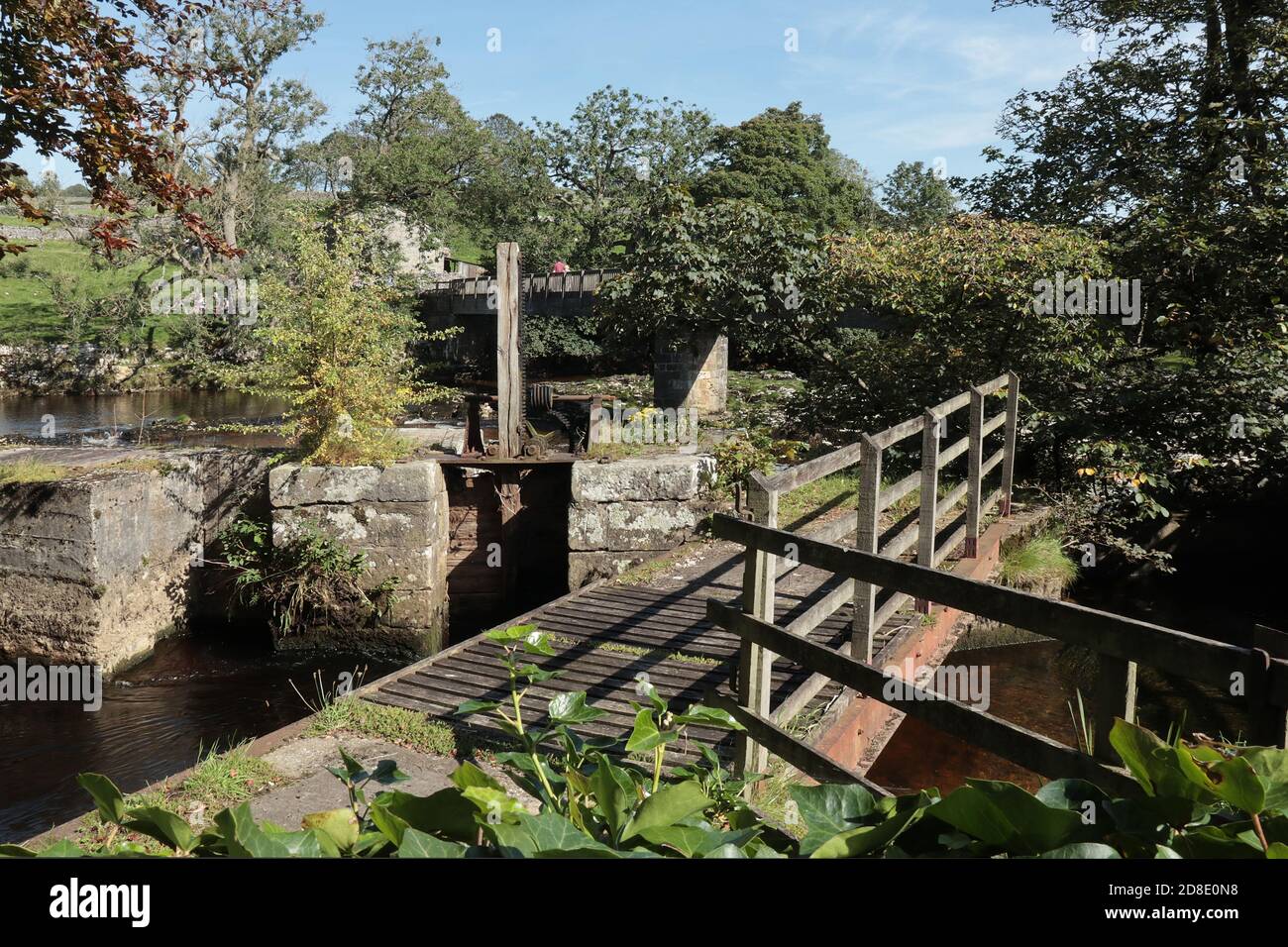 Linton Falls, près de Grassington dans les Yorkshire Dales, Royaume-Uni. Little Emily's Bridge Banque D'Images