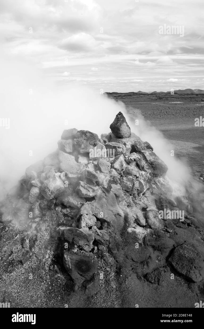 Fumarole dans la zone géothermique Hverir, Islande. La région est multicolore et fissurée. Banque D'Images