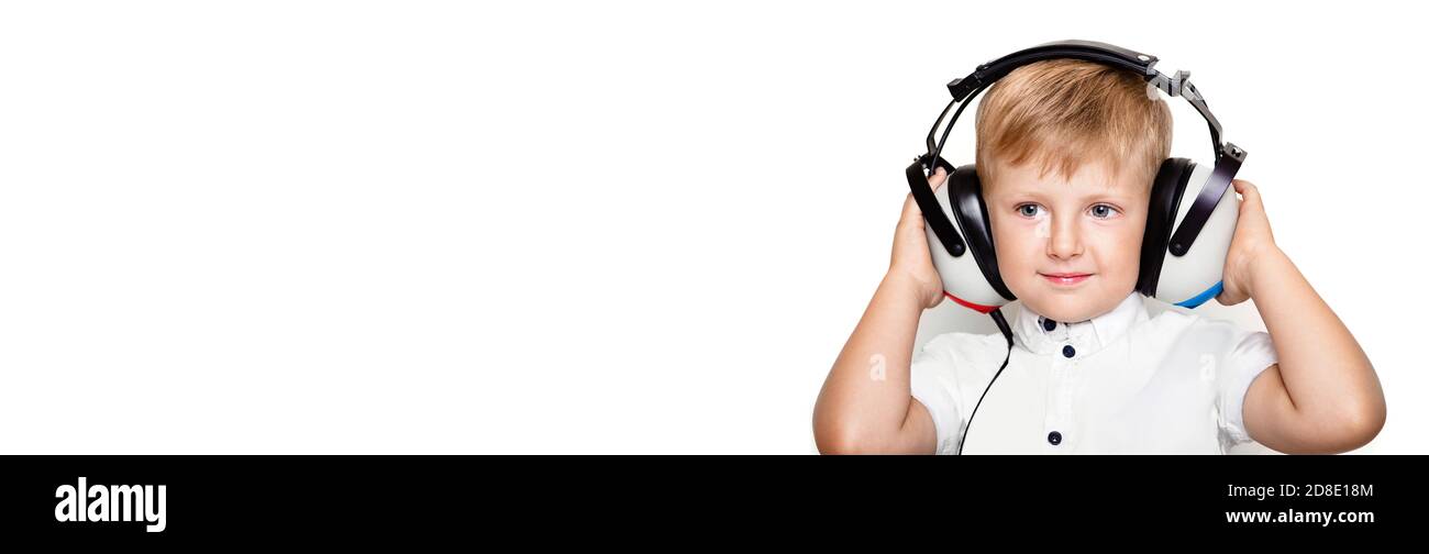 Race blanche positive de garçon obtenant un test auditif. Isolé sur fond blanc. Bannière Web des solutions auditives Banque D'Images