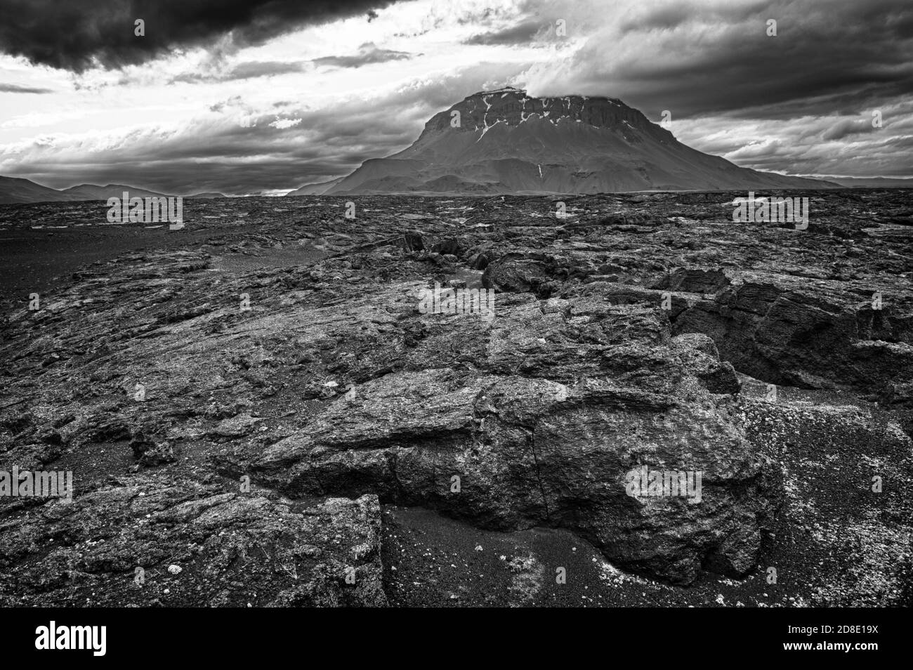 Herdubreid est l'un des plus beaux volcans islandais, la "Reine des montagnes islandaises" . Il est presque symétrique, avec une icacap, caché dans le Banque D'Images