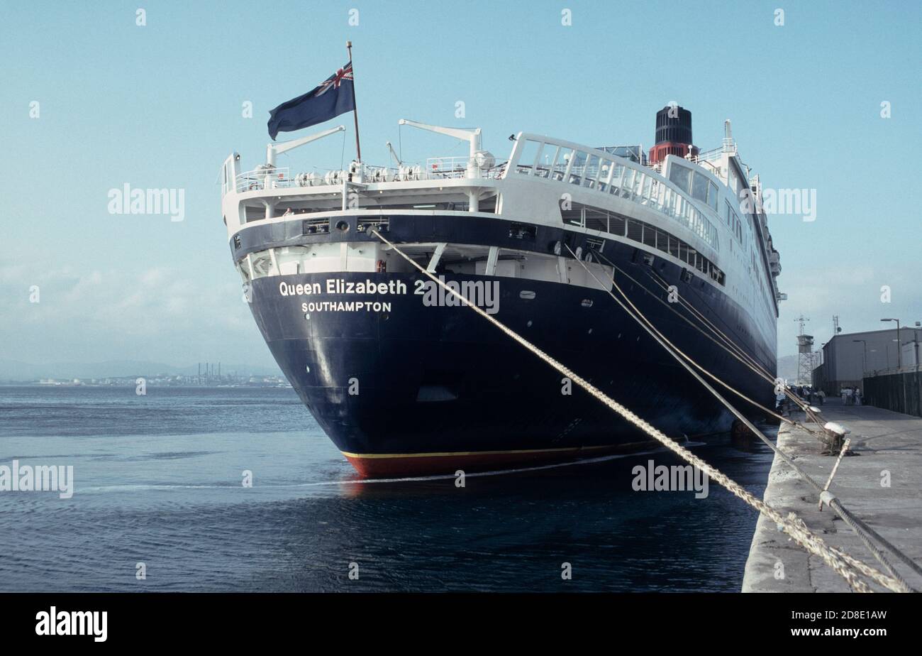 L'ancien paquebot de croisière Cunard Queen Elizabeth 2, également connu sous le nom de QE2, a amarré sur les quais de Gibraltar en octobre 1995. Banque D'Images