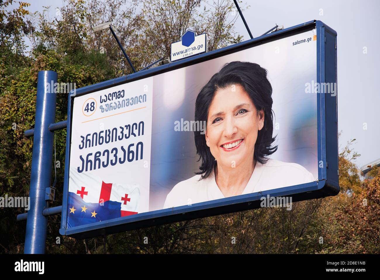 Tbilissi, Géorgie - 29 octobre 2018 : affiche de campagne de grande taille / panneau publicitaire au-dessus de la route en bas de Tbilissi pour le candidat indépendant Salome Zurabishvi Banque D'Images