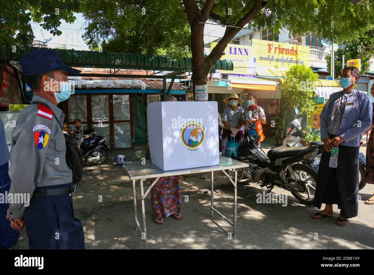 Une femme âgée jette son bulletin de vote à un bureau d'élection.la commission électorale de l'Union vote à l'avance pour les personnes âgées de plus de (60) ans. Les électeurs de plus de (60) ans du canton de Mandalay, Aung Myay Thar Zan, pourront voter à l'avance le matin du 29 octobre. Les élections générales du Myanmar auront lieu le 8 novembre. Banque D'Images
