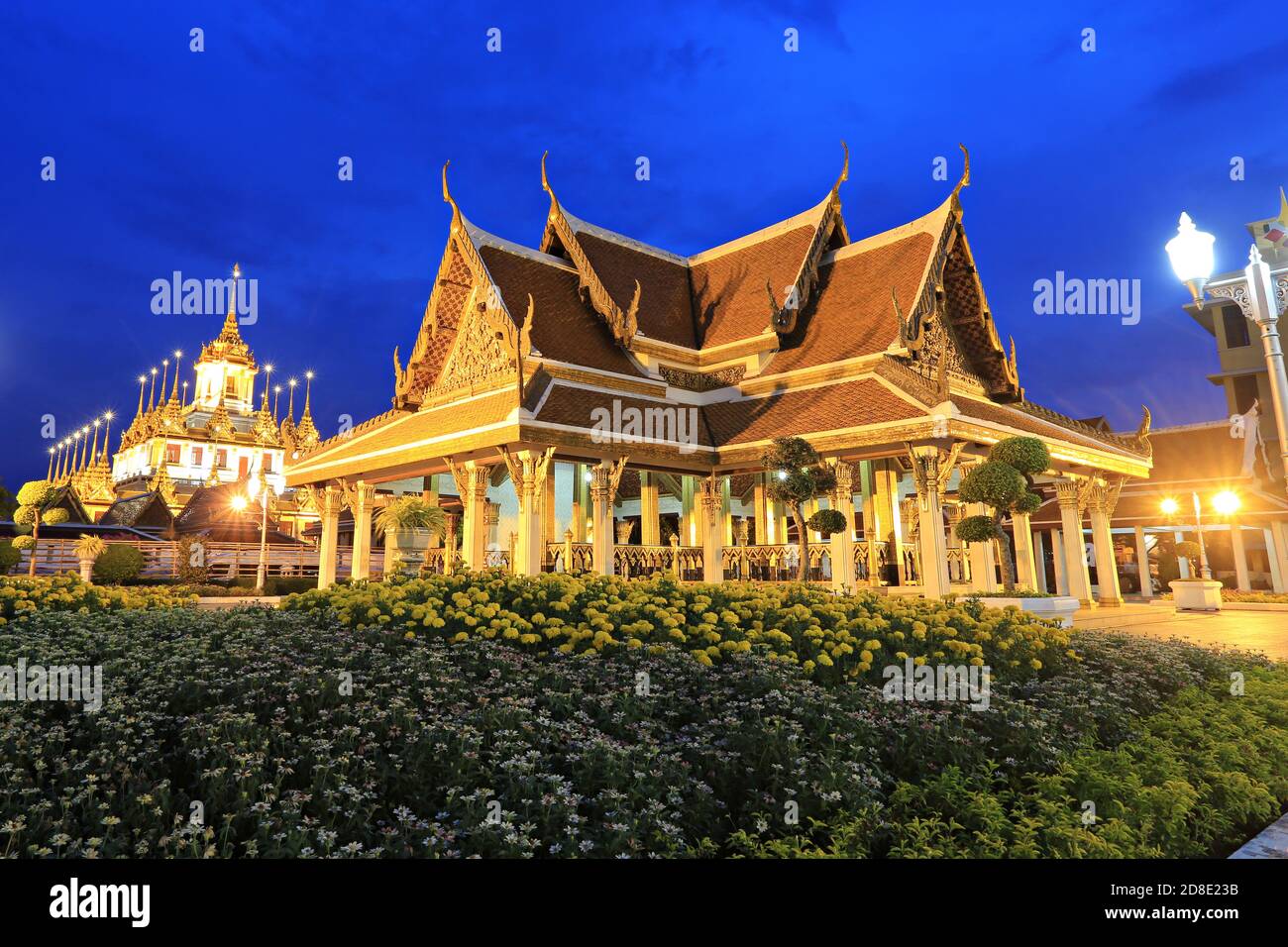 Wat Ratchanaddaram et Loha Prasat Metal Castle au crépuscule, Bangkok, Thaïlande Banque D'Images