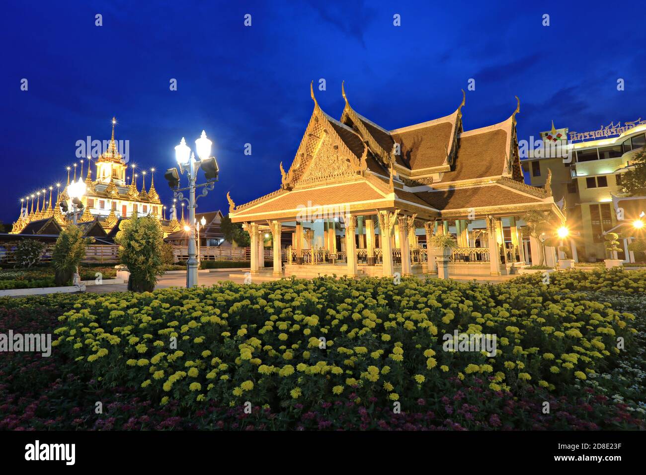 Wat Ratchanaddaram et Loha Prasat Metal Castle au crépuscule, Bangkok, Thaïlande Banque D'Images