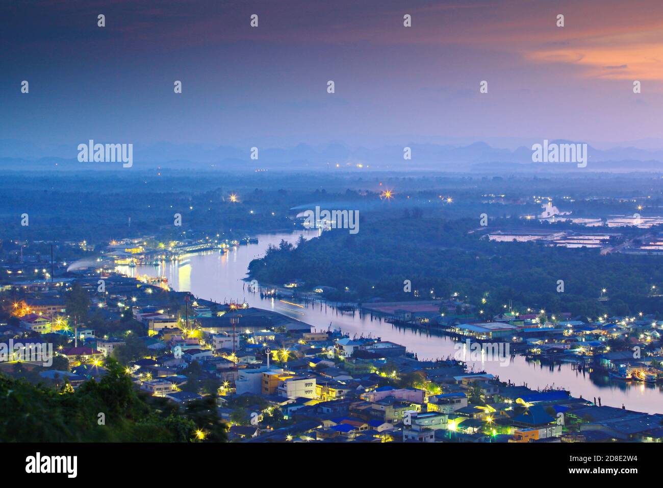 Point de vue de Khao Matri, Pak Nam Chumphon, surplombant le village de pêcheurs de Chumphon Banque D'Images