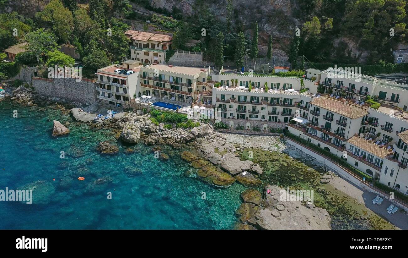 Taormine vue aérienne du cap Sant'Andrea, de la mer et du ciel étonnant lors d'une journée d'été ensoleillée en Italie Banque D'Images