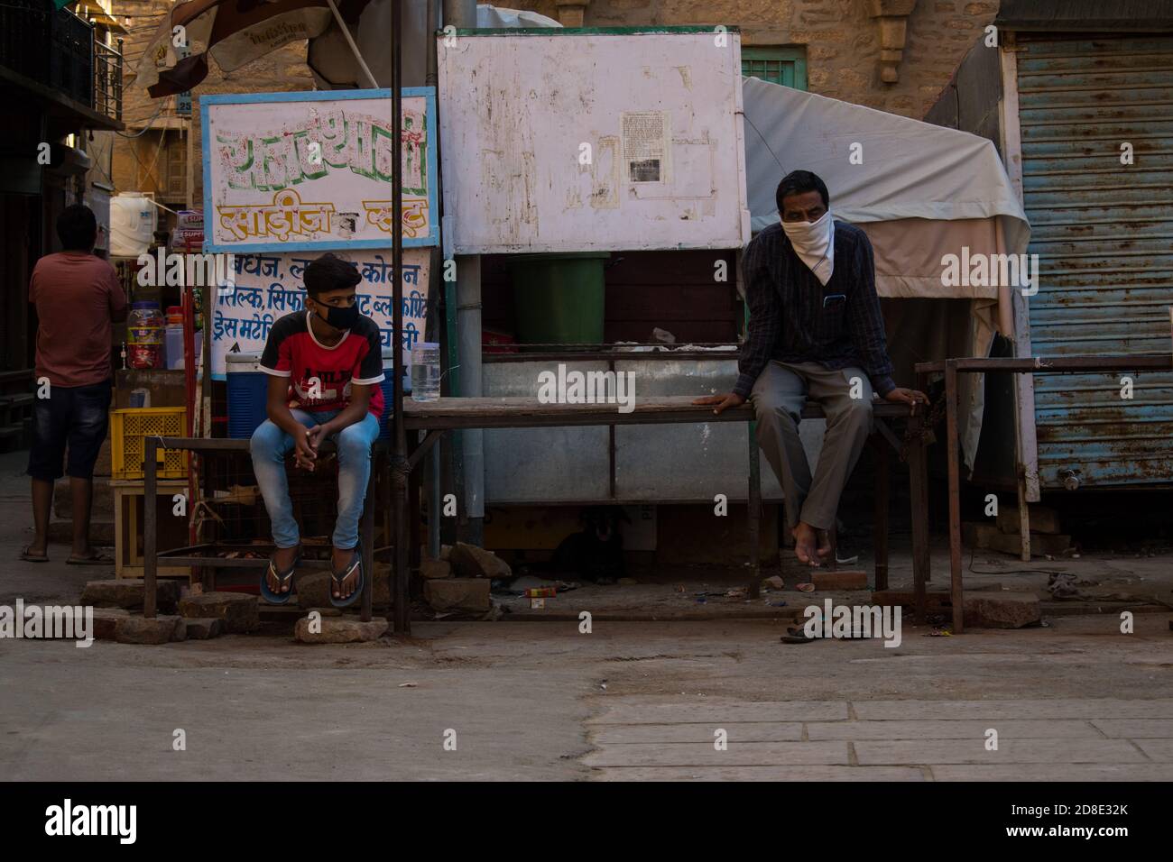 Jaisalmer, Rajasthan / Inde - septembre 28 2020 : personnes maintenant des distances sociales dans les lieux publics Banque D'Images
