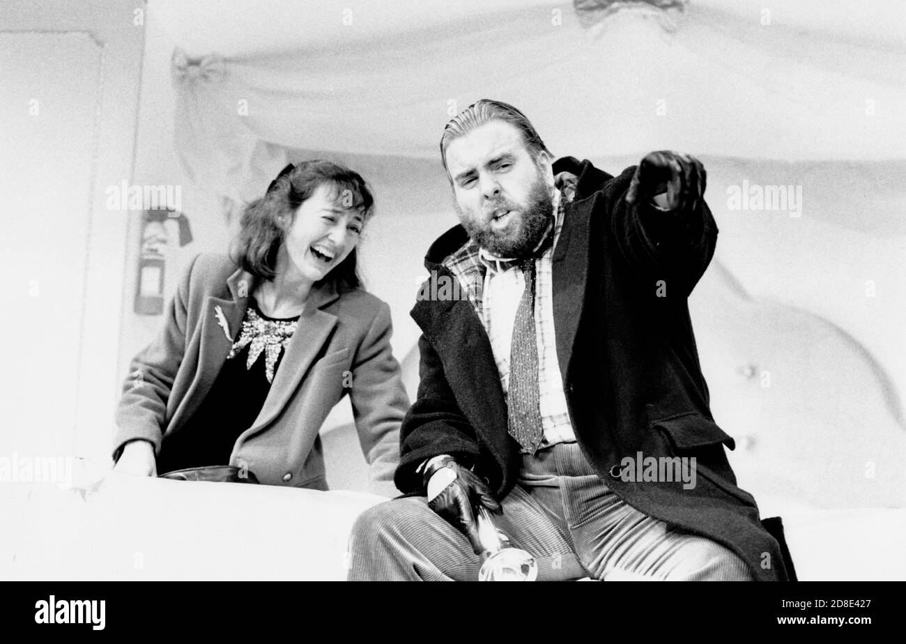 Brid Brennan (Charmaine), Timothy Spall (Vic) dans L'ODEUR D'UN RAT écrit et réalisé par Mike Leigh au Hampstead Theatre, Londres NW3 06/12/1988 design: Eve Stewart Lighting: Kevin Sleep Banque D'Images