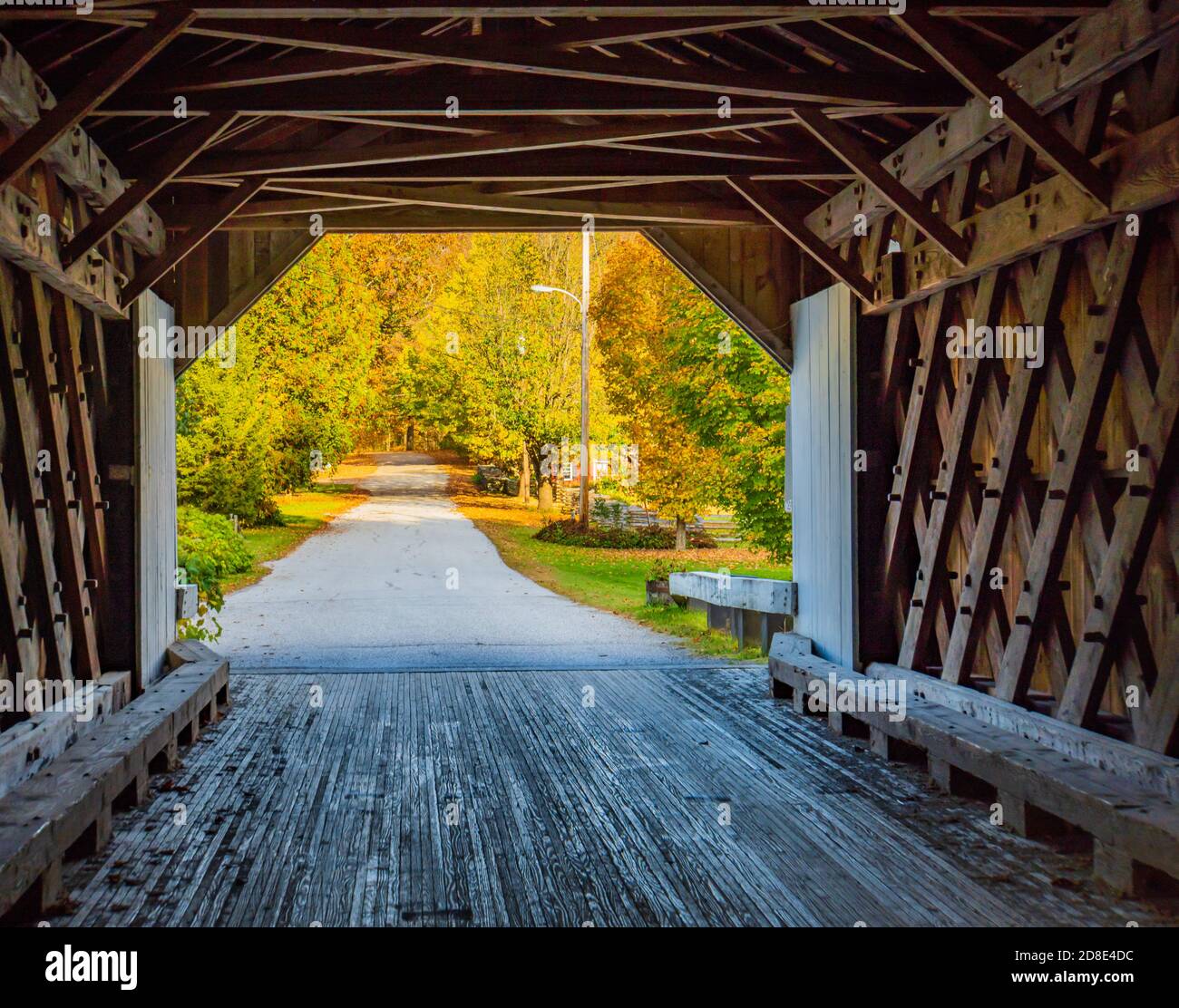 Vue de l'intérieur du pont couvert historique de Comstock sur la route couverte par le feuillage d'automne, les arbres ont été colorés Banque D'Images