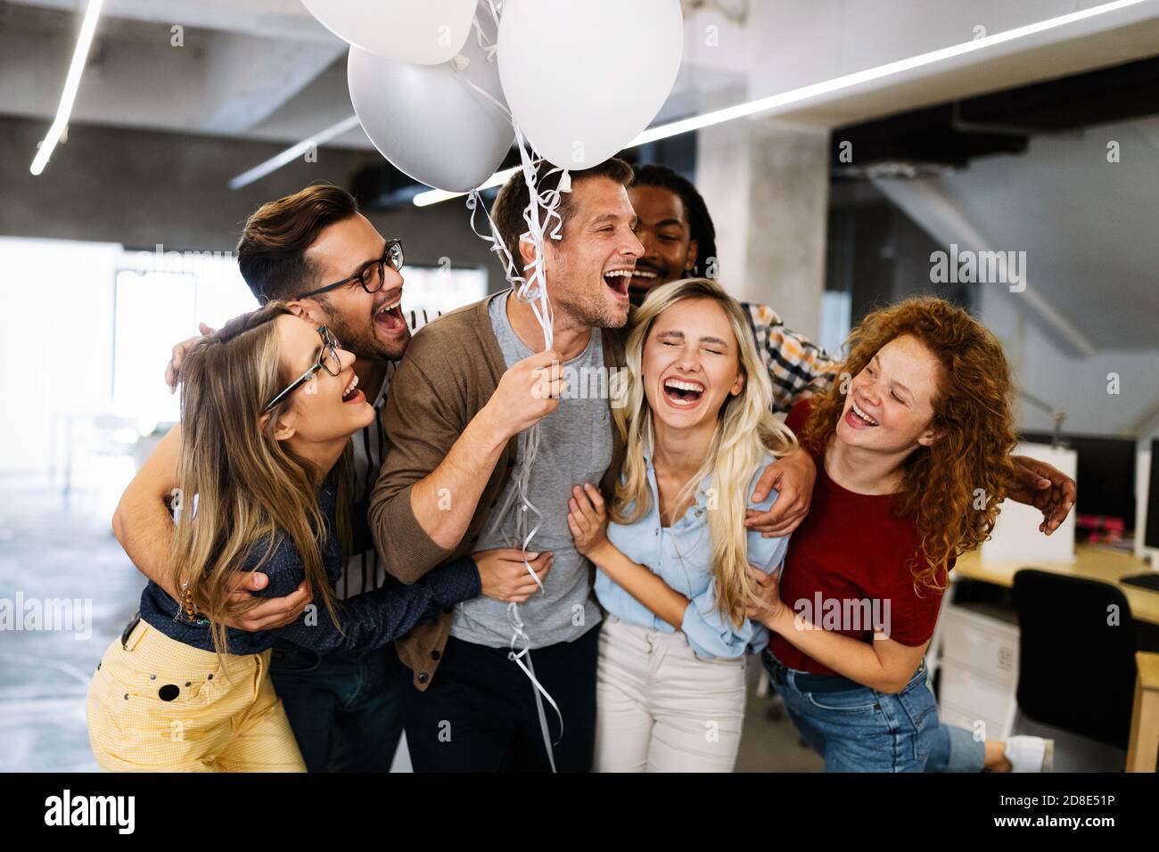 Collègues fêter un anniversaire au bureau Banque D'Images