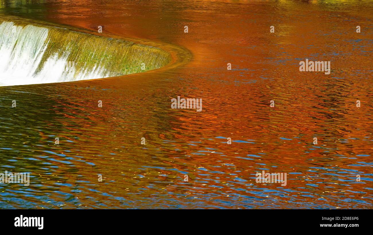 Barrage Penmans aux couleurs de l'automne sur la rivière Grand. Paris Ontario Canada. Banque D'Images