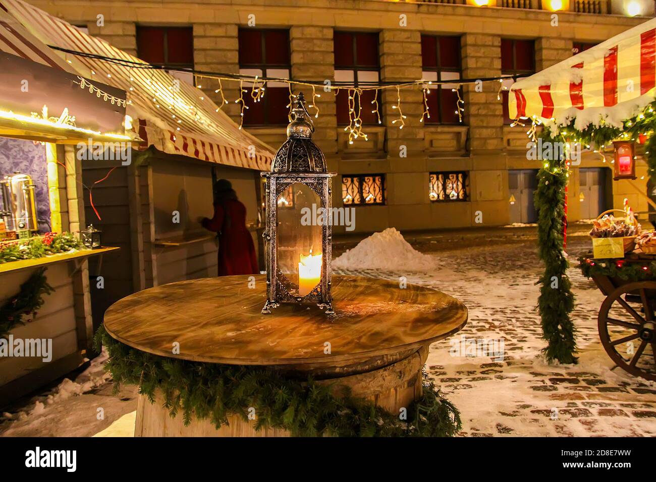 Lanterne de rue dans le marché de Noël dans la nuit Riga, Lettonie, Europe de l'est. Banque D'Images