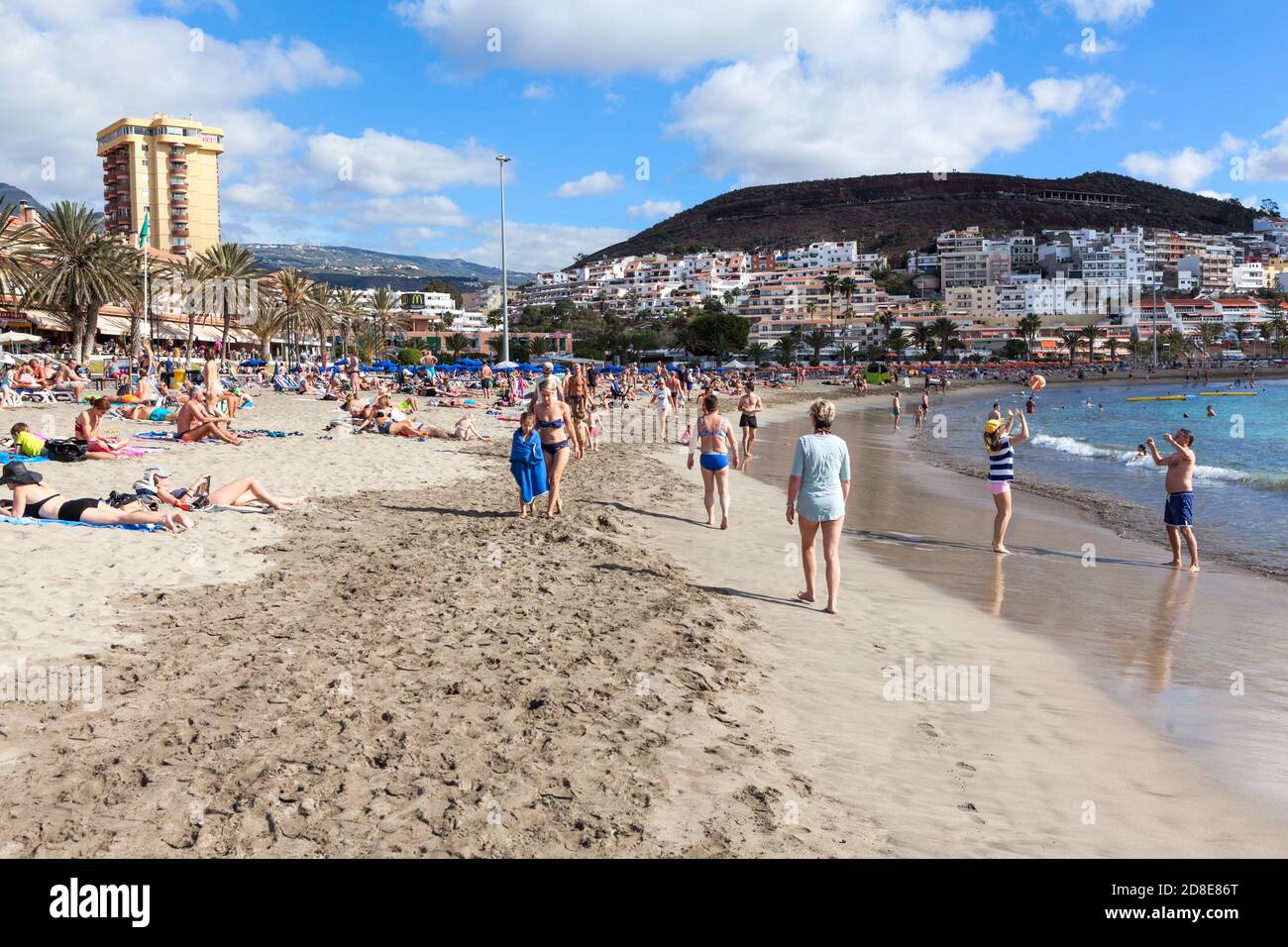 LOS CRISTIANOS, TENERIFE, CANARIES, ESPAGNE - VERS JANVIER 2016: La plage de sable de Las Vistas est en ville. Les plages sont sur l'océan Atlantique à Arona munici Banque D'Images
