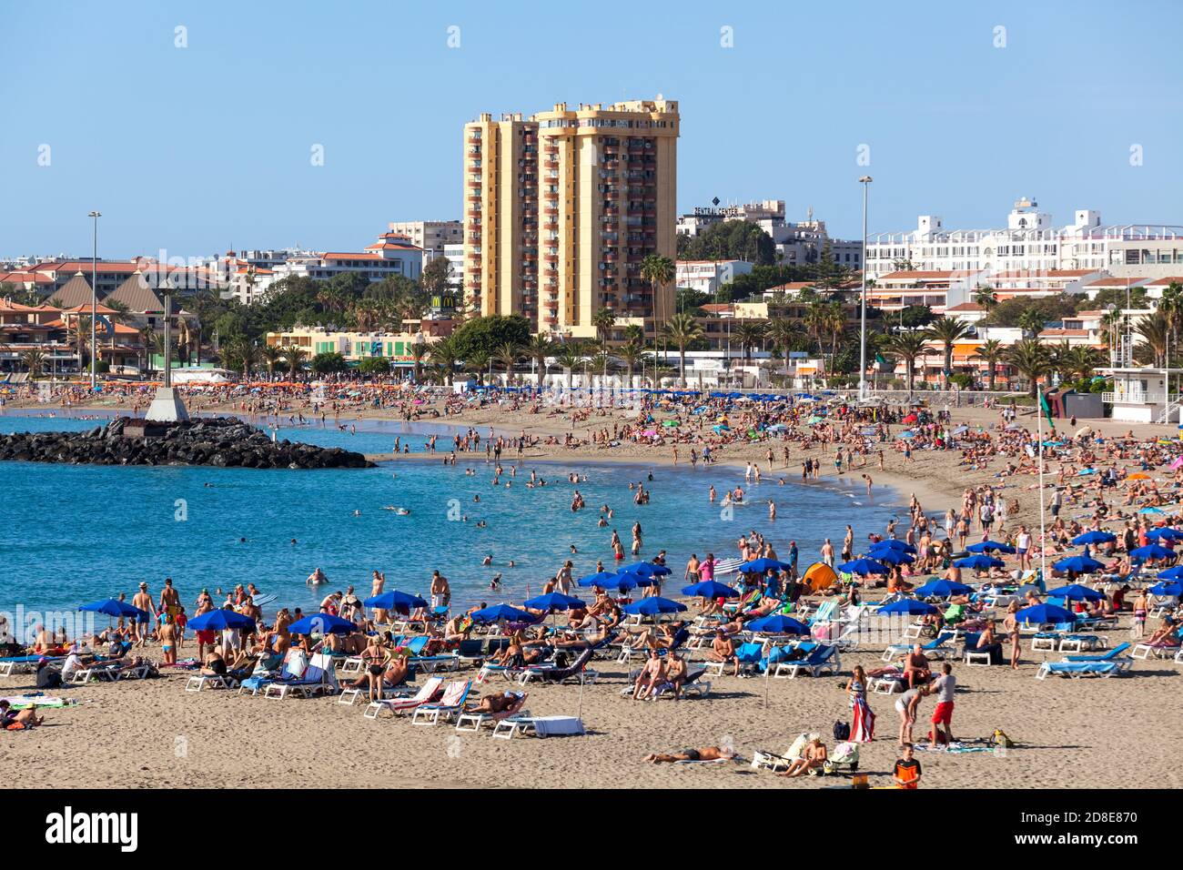 LOS CRISTIANOS, TENERIFE, CANARIES, ESPAGNE - VERS JANVIER 2016: Beaucoup de gens sont sur la plage de sable de Las Vistas. Les plages sont sur l'océan Atlantique Banque D'Images