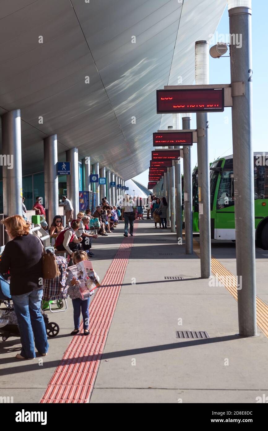 SANTA CRUZ, TENERIFE, CANARY, ESPAGNE - VERS JANVIER 2016 : les passagers attendent le départ du bus interurbain à la gare routière de Titsa. Titsa est un opérateur de pu Banque D'Images