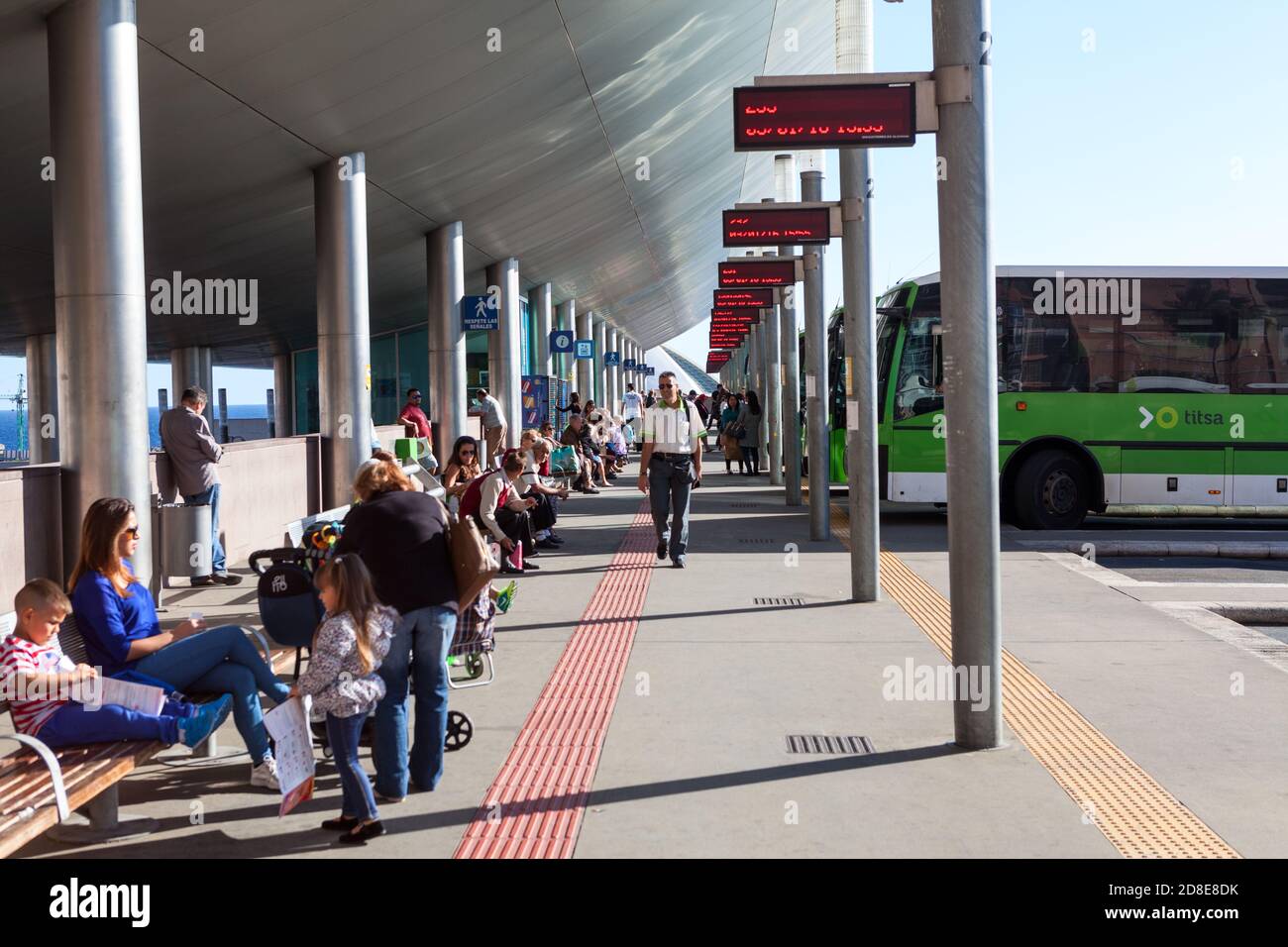 SANTA CRUZ, TENERIFE, CANARY, ESPAGNE - VERS JANVIER 2016 : les passagers attendent le départ du bus interurbain à la gare routière de Titsa. Titsa est un opérateur de pu Banque D'Images