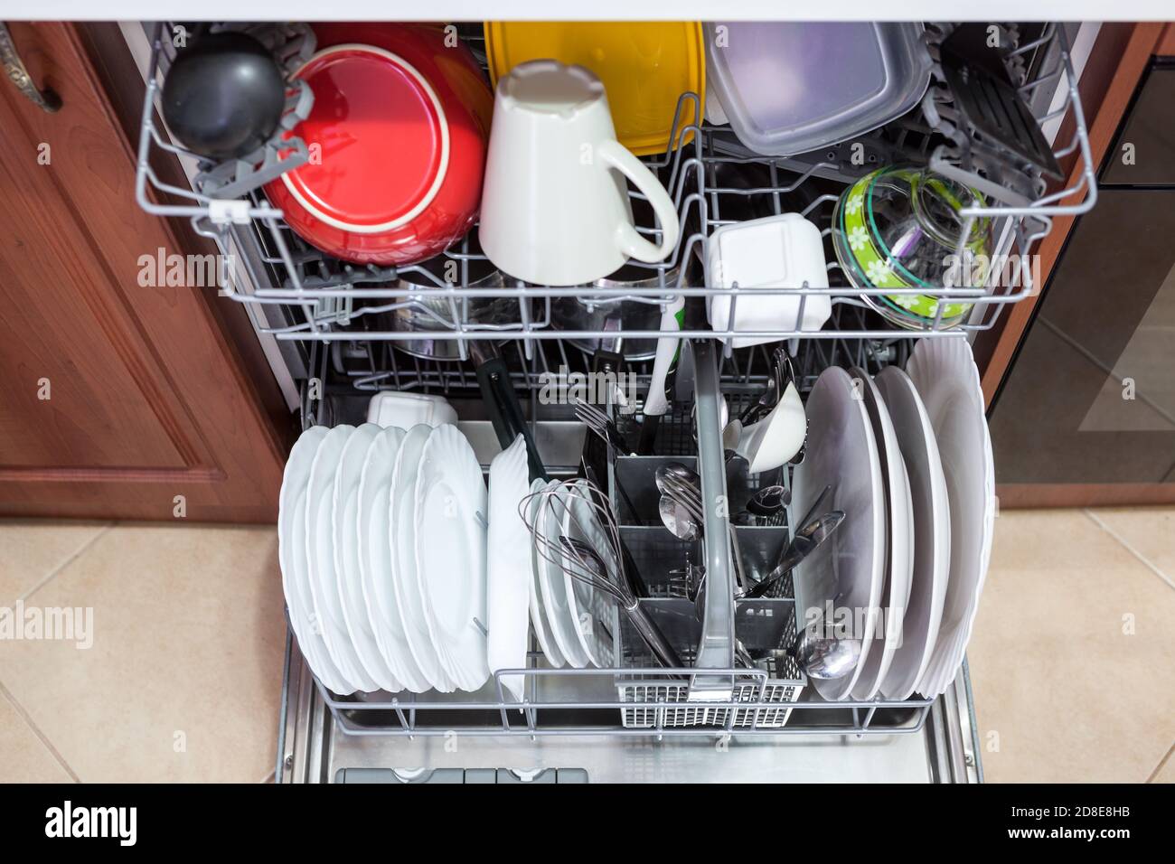 Lave-vaisselle ouvert avec ustensile propre, cuillères en acier et tasses  est dans la cuisine, vue de dessus Photo Stock - Alamy