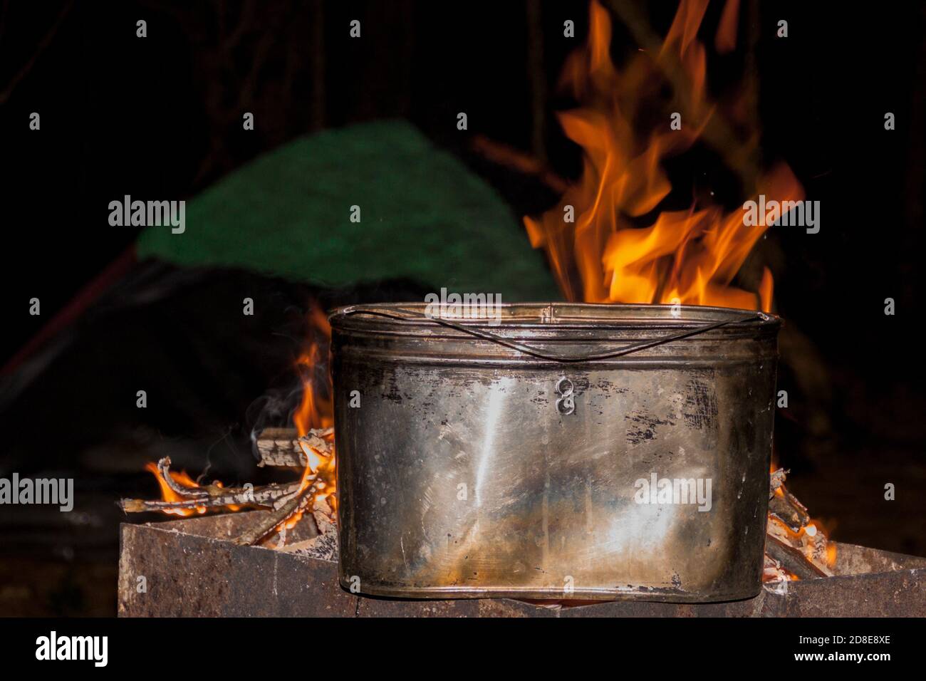 dîner au camping. bouilloire sur un feu de cheminée, feu, fumée. cuisine sur un voyage. repos sauvage. Banque D'Images